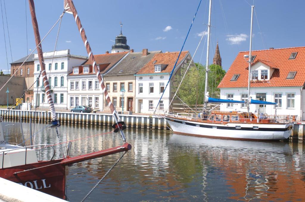 Hafenhotel Pommernyacht Ueckermünde Стая снимка