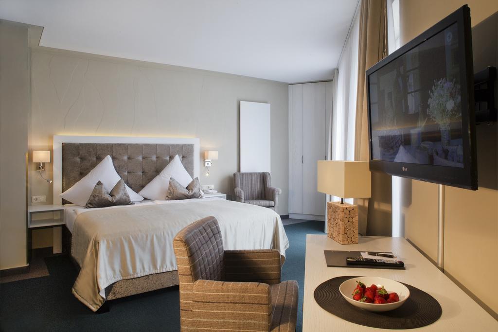 Hafenhotel Pommernyacht Ueckermünde Стая снимка